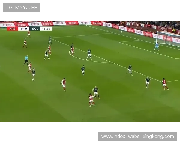 阿森纳中段推进层层加深逐渐压到禁区前沿 阿森纳中段推进层层加深逐渐压到禁区前沿